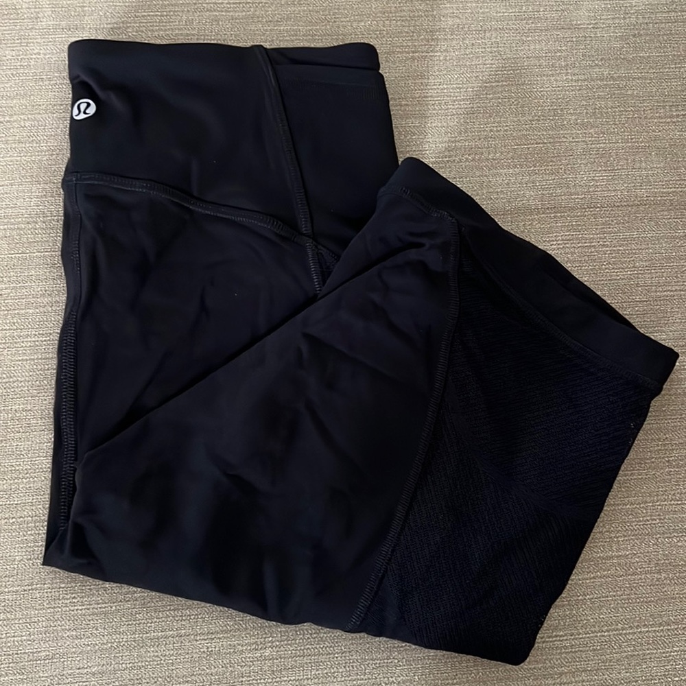 Lululemon 8” HR Shorts w Mesh Detailing
